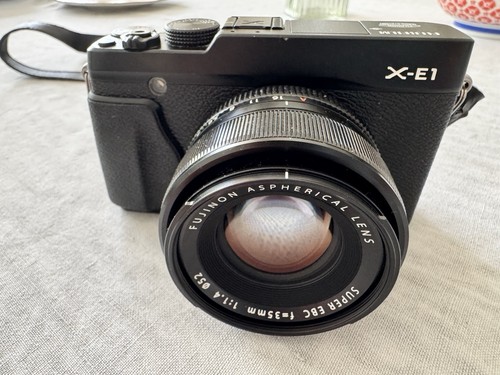 Fuji mirrorless camera - mirrorless,